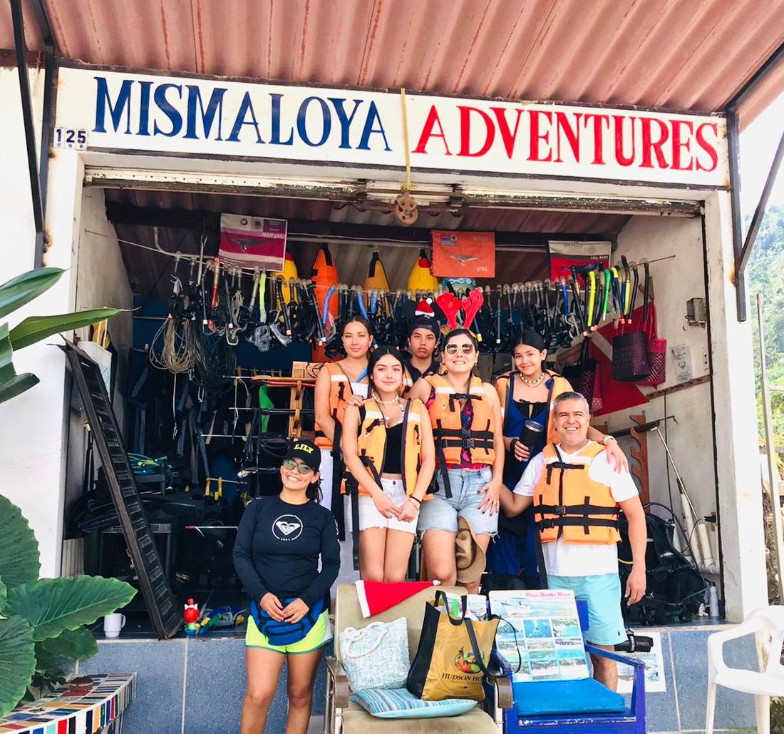Lily y clientes con chalecos frente a la tienda de Mismaloya Adventures